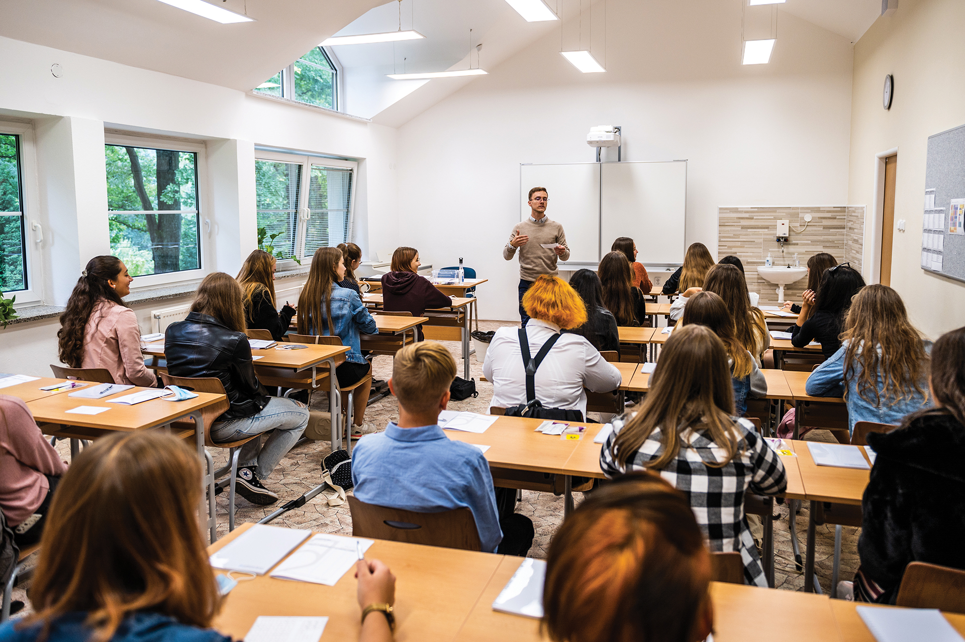 Zástupce ředitele a třídní učitel pedagogického oboru Václav Mach se svými svěřenci